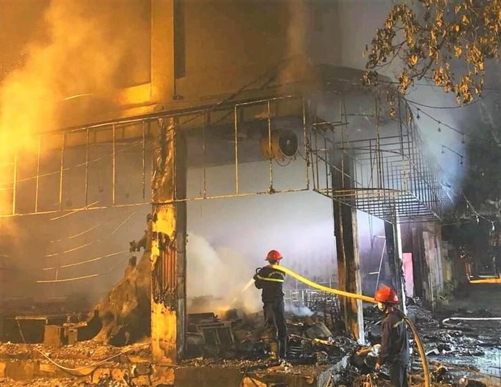 Phòng trà ở TP Vinh cháy dữ dội, ít nhất 6 người thiệt mạng do ngạt khói